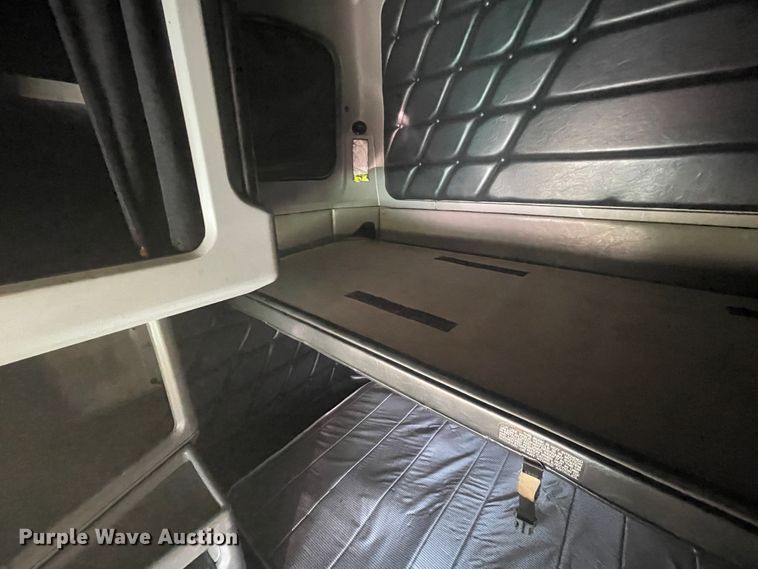 image for item IR9988 2001 Freightliner FLD132 XL Classic  semi truck