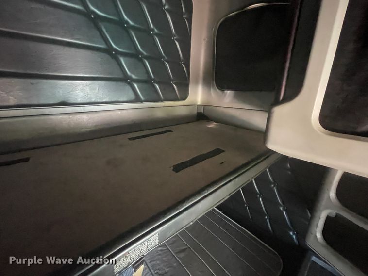 image for item IR9988 2001 Freightliner FLD132 XL Classic  semi truck