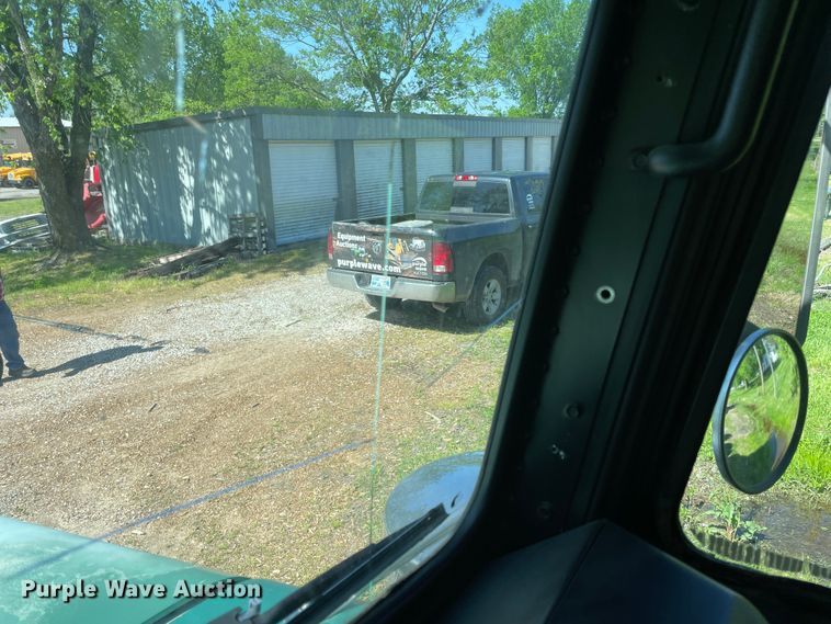 image for item IR9988 2001 Freightliner FLD132 XL Classic  semi truck