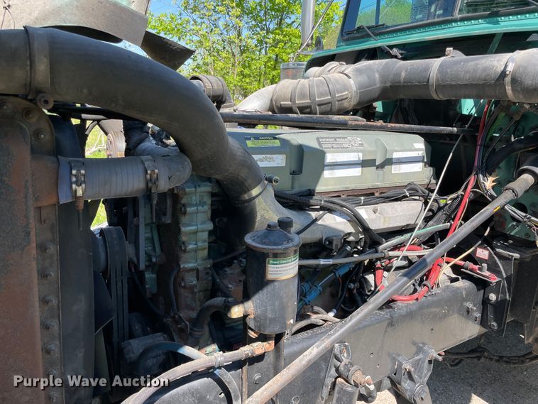 image for item IR9988 2001 Freightliner FLD132 XL Classic  semi truck