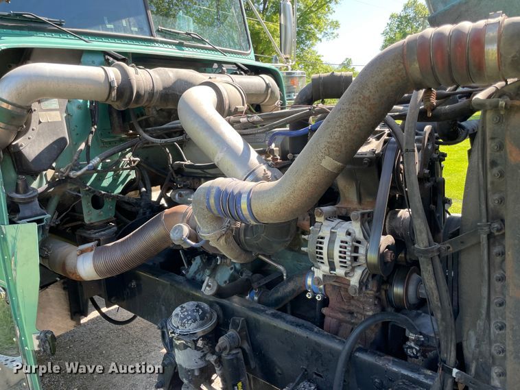 image for item IR9988 2001 Freightliner FLD132 XL Classic  semi truck