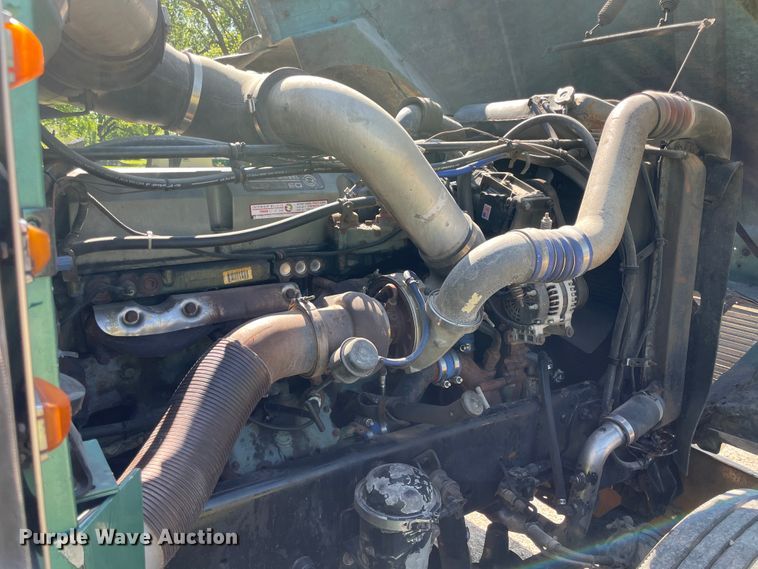 image for item IR9988 2001 Freightliner FLD132 XL Classic  semi truck