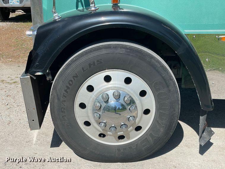 image for item IR9988 2001 Freightliner FLD132 XL Classic  semi truck