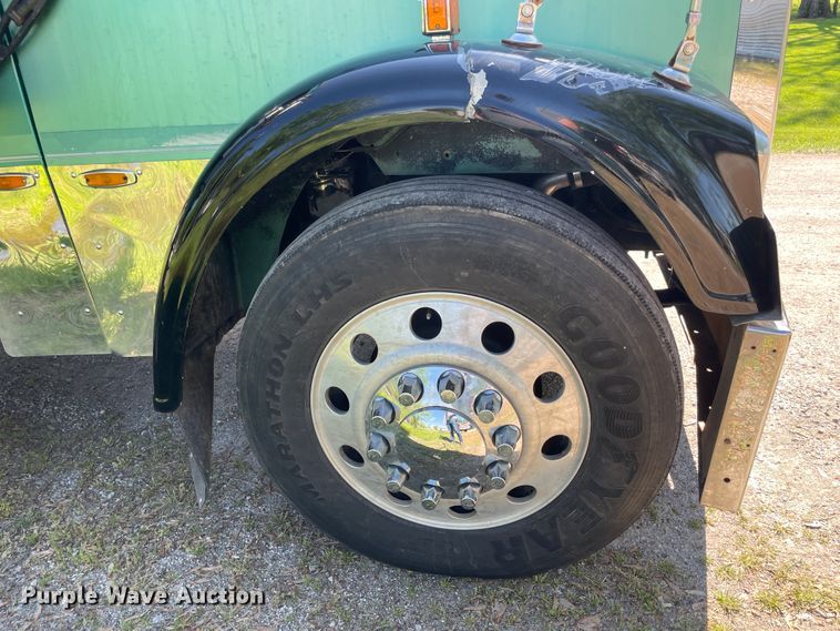 image for item IR9988 2001 Freightliner FLD132 XL Classic  semi truck