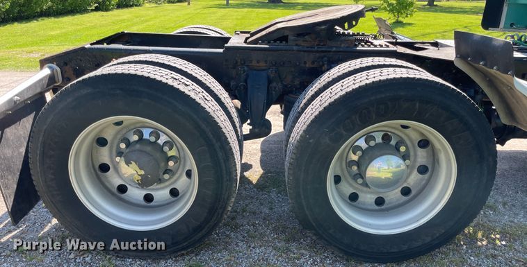 image for item IR9988 2001 Freightliner FLD132 XL Classic  semi truck