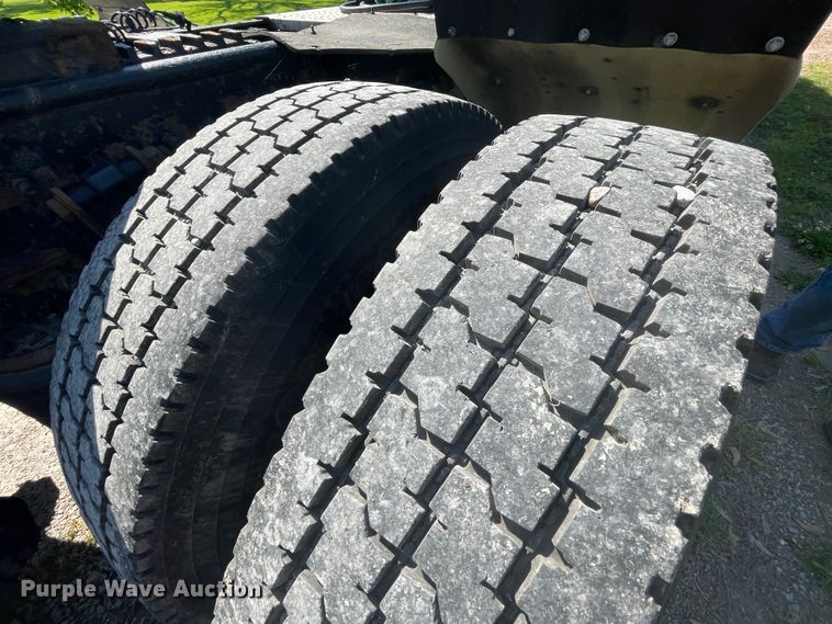 image for item IR9988 2001 Freightliner FLD132 XL Classic  semi truck