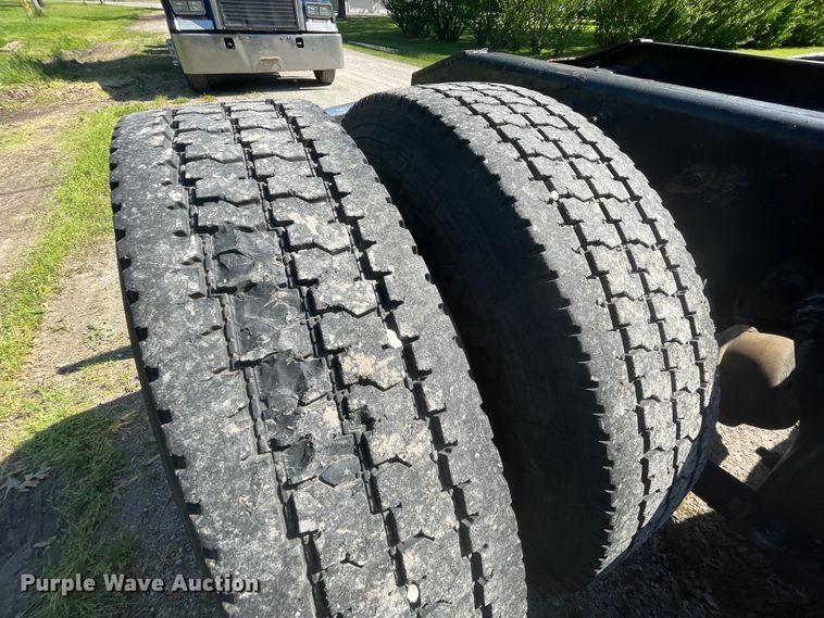 image for item IR9988 2001 Freightliner FLD132 XL Classic  semi truck