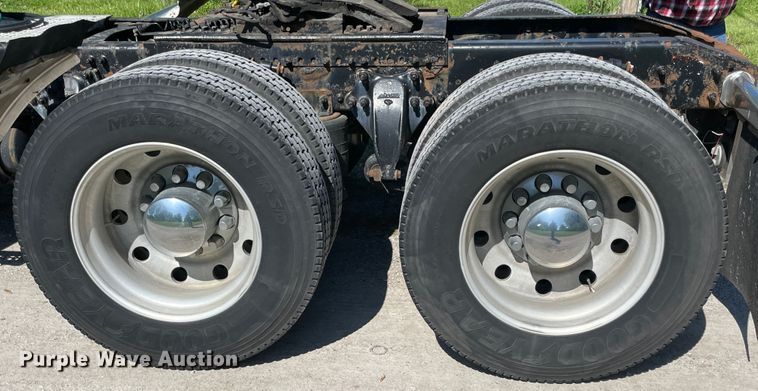 image for item IR9988 2001 Freightliner FLD132 XL Classic  semi truck