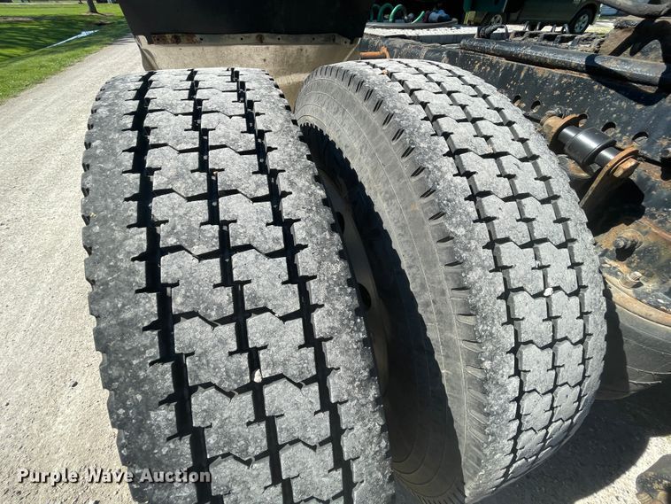 image for item IR9988 2001 Freightliner FLD132 XL Classic  semi truck