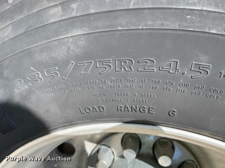 image for item IR9988 2001 Freightliner FLD132 XL Classic  semi truck