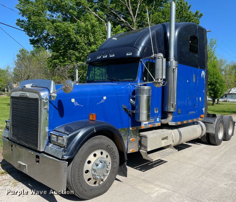 image for item IR9989 2005 Freightliner FLD132 XL Classic  semi truck