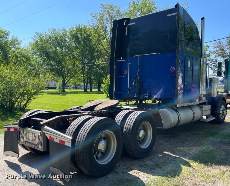 image for item IR9989 2005 Freightliner FLD132 XL Classic  semi truck