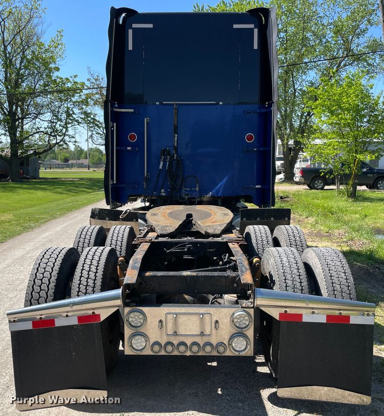 image for item IR9989 2005 Freightliner FLD132 XL Classic  semi truck