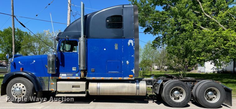 image for item IR9989 2005 Freightliner FLD132 XL Classic  semi truck