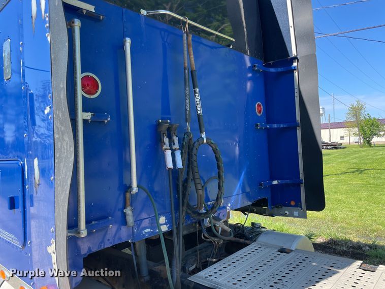 image for item IR9989 2005 Freightliner FLD132 XL Classic  semi truck