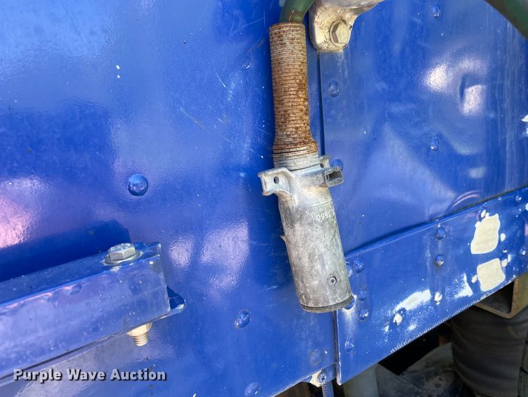 image for item IR9989 2005 Freightliner FLD132 XL Classic  semi truck