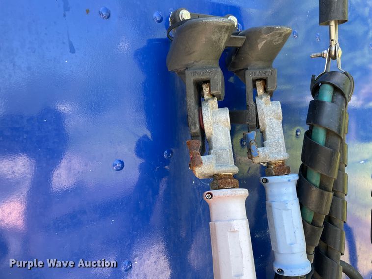 image for item IR9989 2005 Freightliner FLD132 XL Classic  semi truck