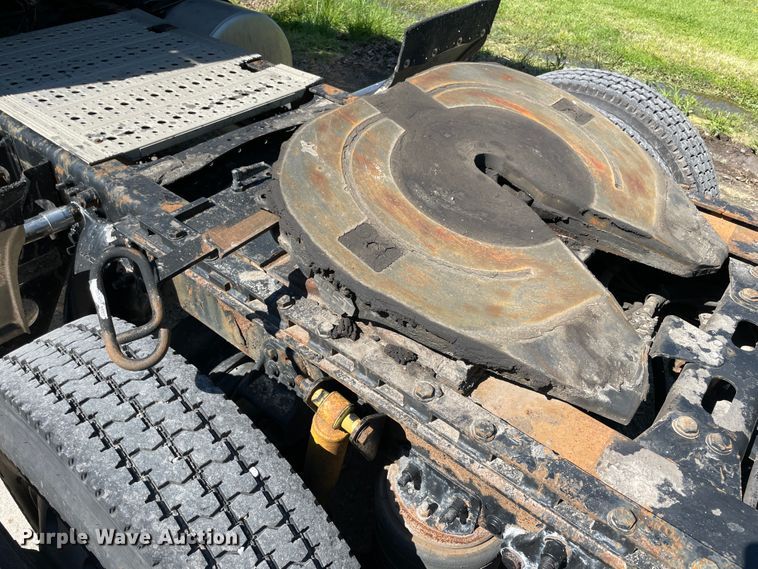 image for item IR9989 2005 Freightliner FLD132 XL Classic  semi truck