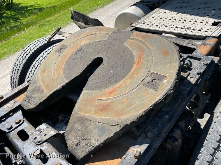 image for item IR9989 2005 Freightliner FLD132 XL Classic  semi truck