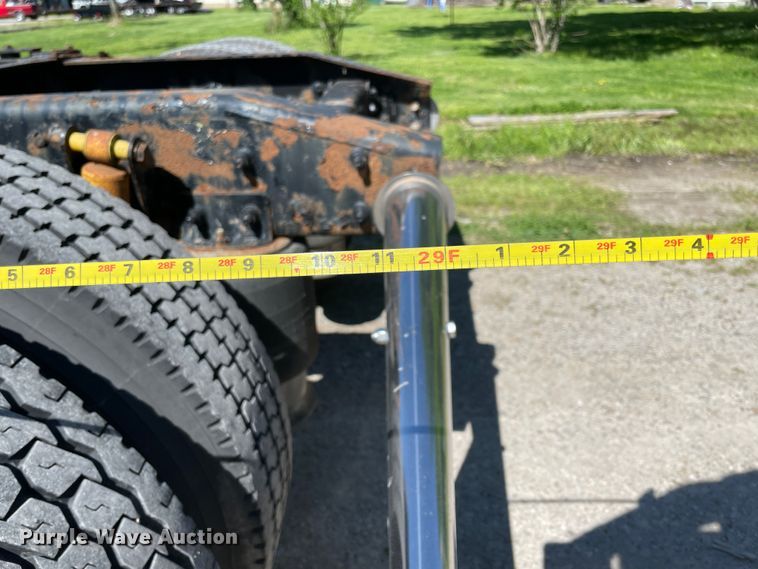 image for item IR9989 2005 Freightliner FLD132 XL Classic  semi truck