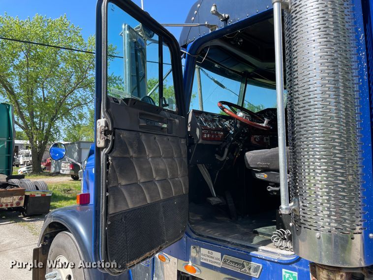 image for item IR9989 2005 Freightliner FLD132 XL Classic  semi truck