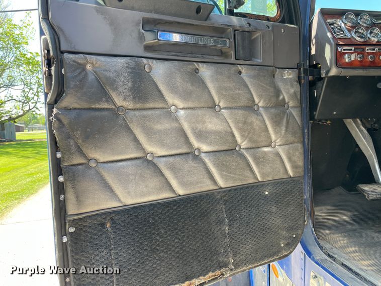 image for item IR9989 2005 Freightliner FLD132 XL Classic  semi truck