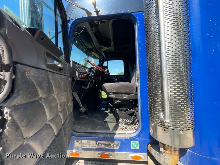 image for item IR9989 2005 Freightliner FLD132 XL Classic  semi truck