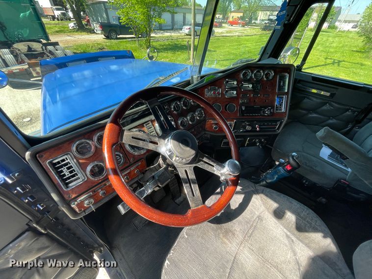 image for item IR9989 2005 Freightliner FLD132 XL Classic  semi truck