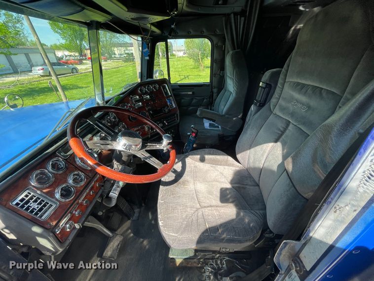 image for item IR9989 2005 Freightliner FLD132 XL Classic  semi truck