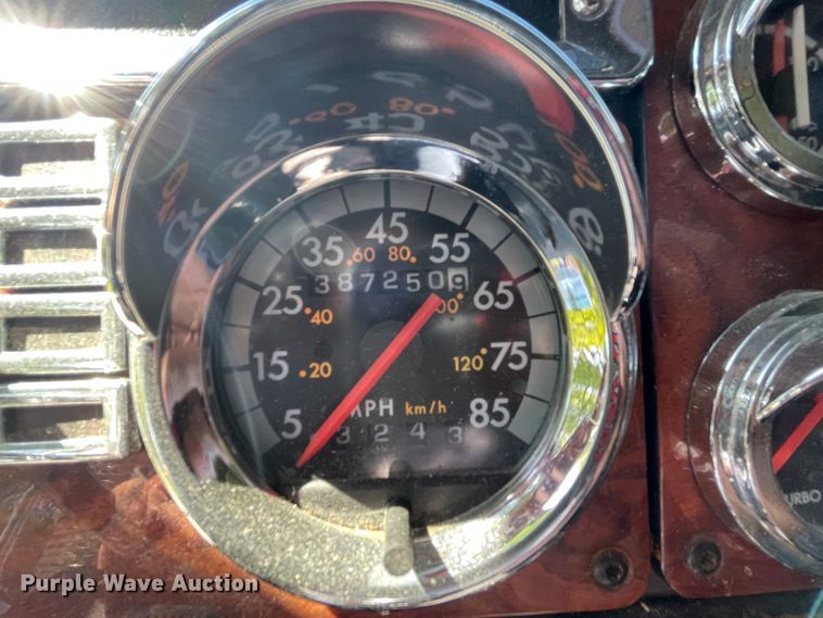 image for item IR9989 2005 Freightliner FLD132 XL Classic  semi truck