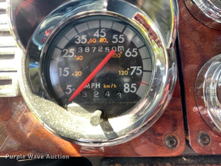 image for item IR9989 2005 Freightliner FLD132 XL Classic  semi truck