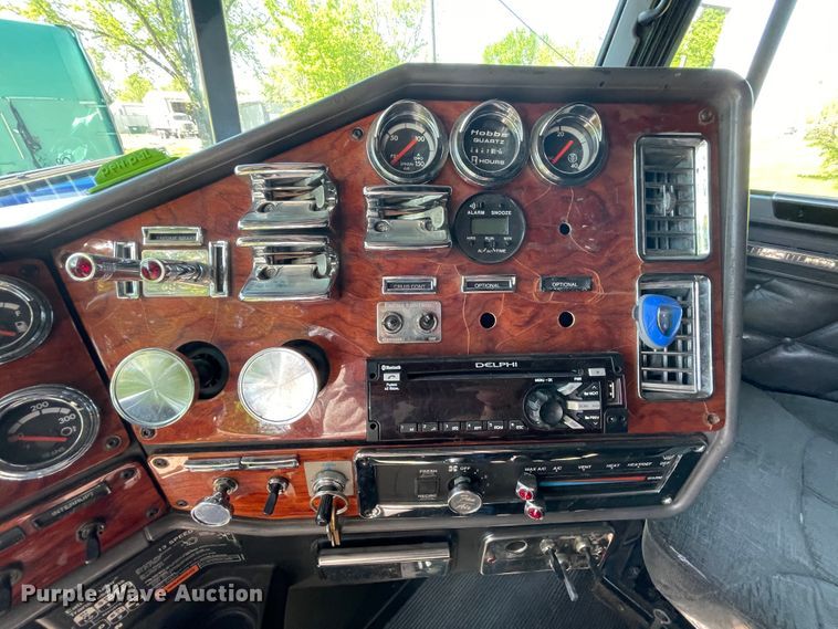 image for item IR9989 2005 Freightliner FLD132 XL Classic  semi truck