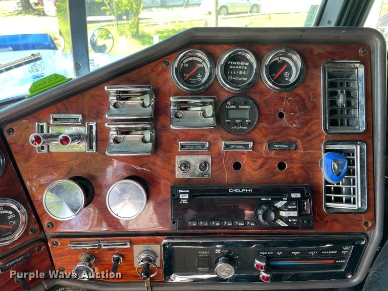 image for item IR9989 2005 Freightliner FLD132 XL Classic  semi truck