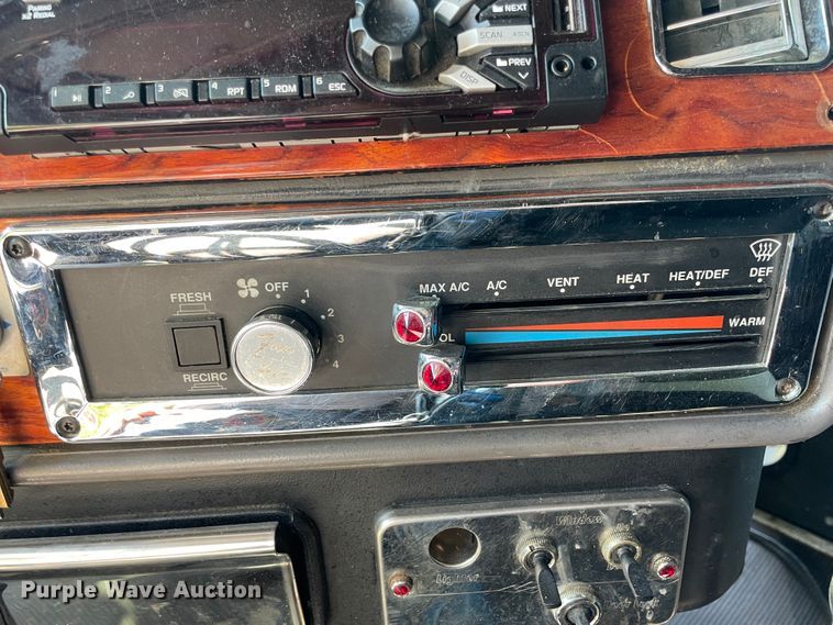 image for item IR9989 2005 Freightliner FLD132 XL Classic  semi truck