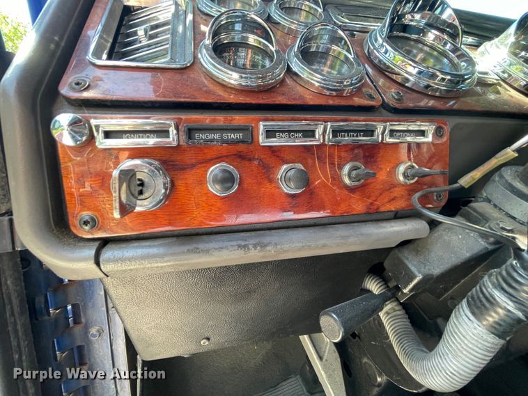 image for item IR9989 2005 Freightliner FLD132 XL Classic  semi truck