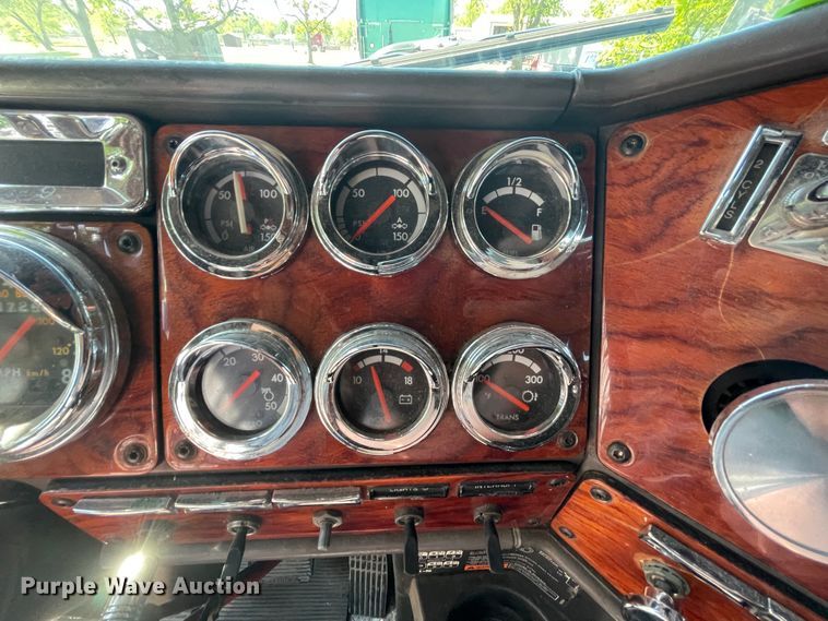 image for item IR9989 2005 Freightliner FLD132 XL Classic  semi truck