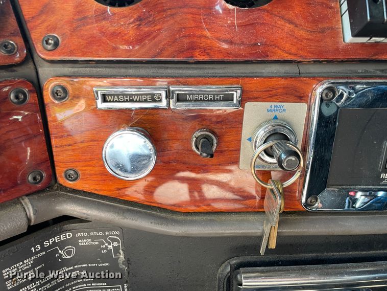 image for item IR9989 2005 Freightliner FLD132 XL Classic  semi truck