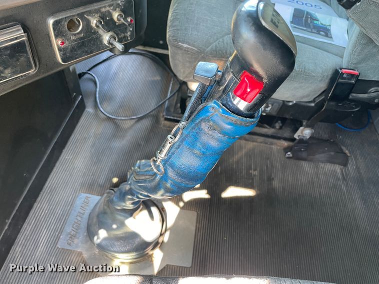 image for item IR9989 2005 Freightliner FLD132 XL Classic  semi truck