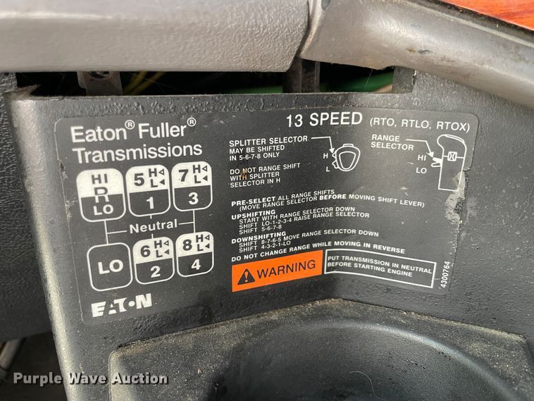 image for item IR9989 2005 Freightliner FLD132 XL Classic  semi truck