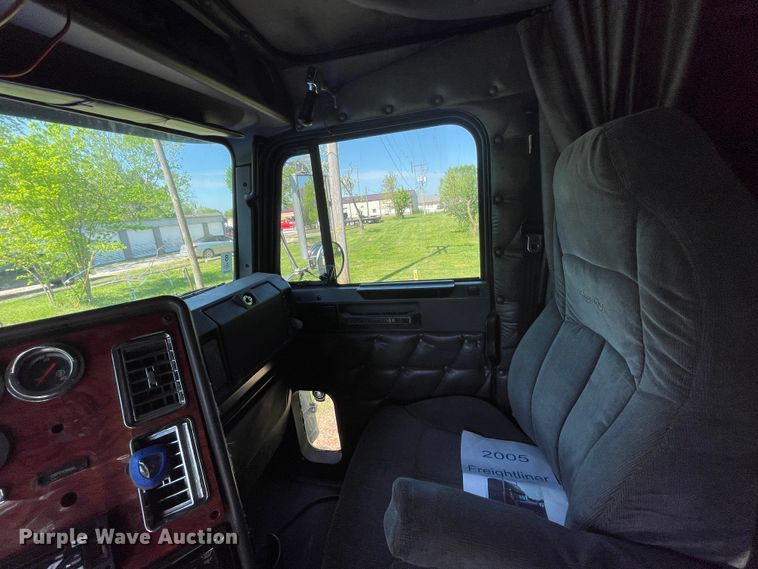 image for item IR9989 2005 Freightliner FLD132 XL Classic  semi truck