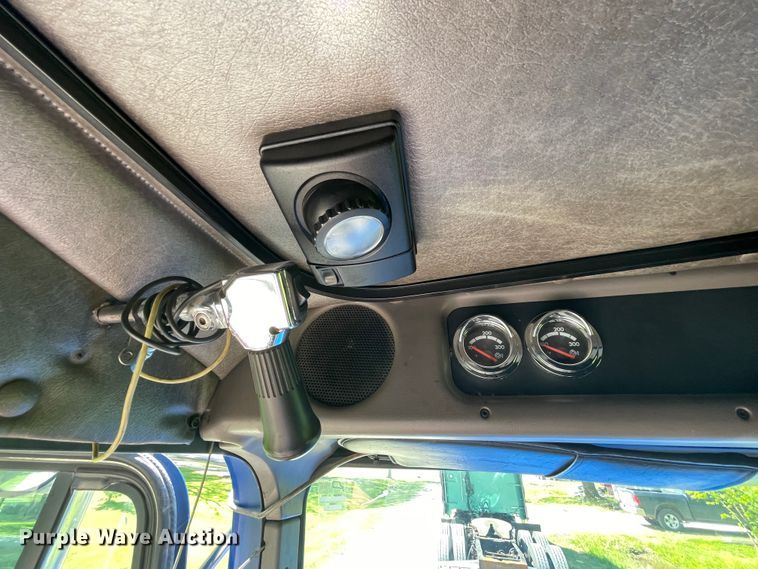 image for item IR9989 2005 Freightliner FLD132 XL Classic  semi truck