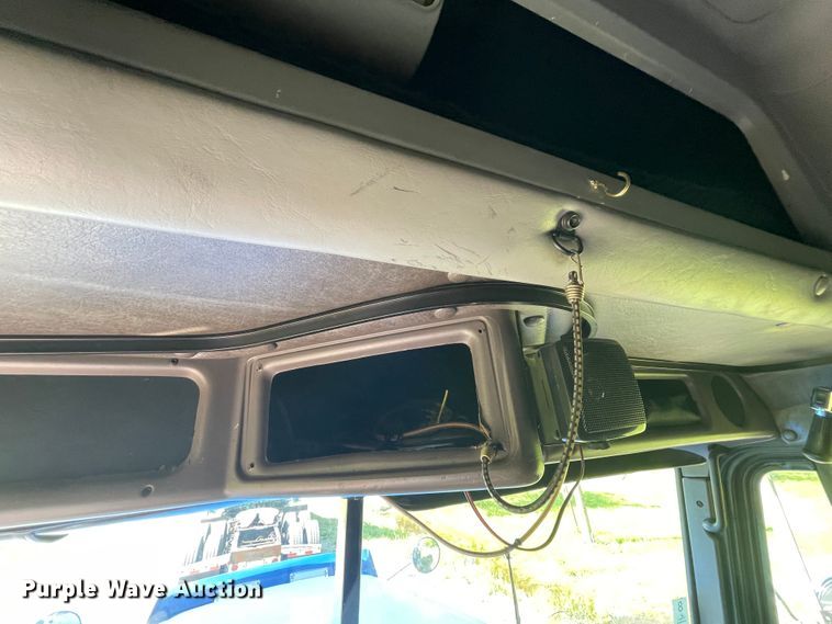 image for item IR9989 2005 Freightliner FLD132 XL Classic  semi truck