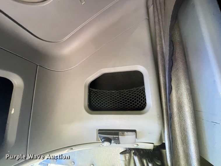 image for item IR9989 2005 Freightliner FLD132 XL Classic  semi truck