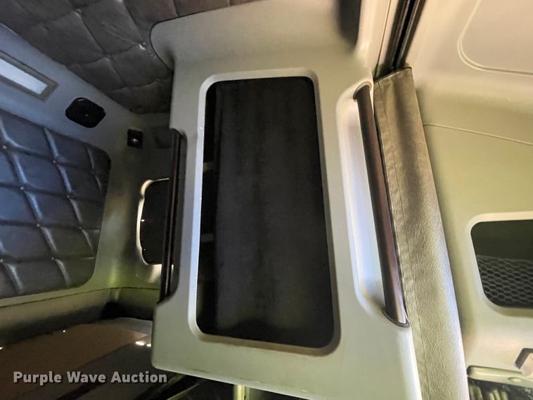 image for item IR9989 2005 Freightliner FLD132 XL Classic  semi truck