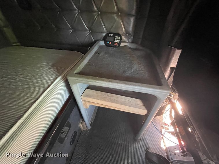 image for item IR9989 2005 Freightliner FLD132 XL Classic  semi truck