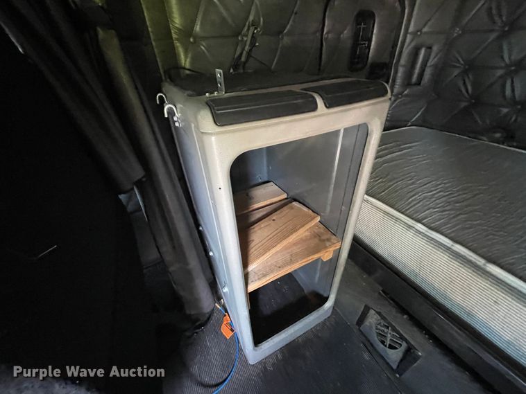 image for item IR9989 2005 Freightliner FLD132 XL Classic  semi truck