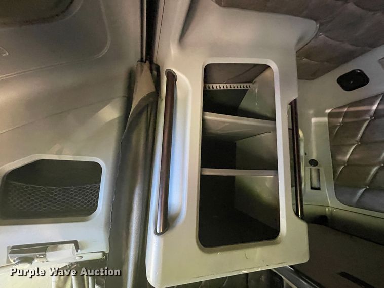 image for item IR9989 2005 Freightliner FLD132 XL Classic  semi truck