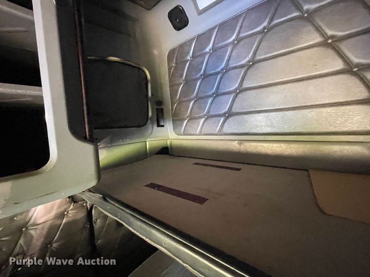 image for item IR9989 2005 Freightliner FLD132 XL Classic  semi truck