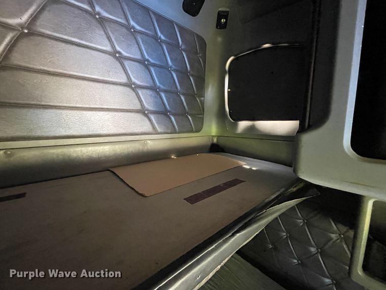 image for item IR9989 2005 Freightliner FLD132 XL Classic  semi truck