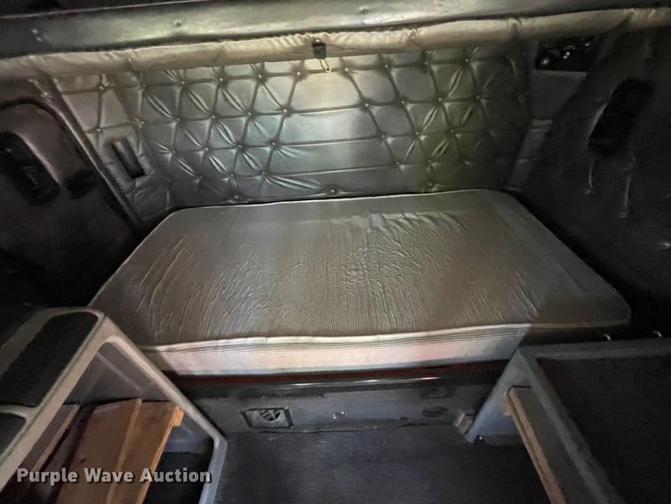 image for item IR9989 2005 Freightliner FLD132 XL Classic  semi truck